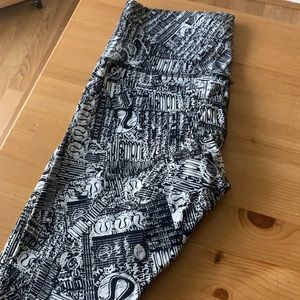 Size 6 Black & White graphic lululemon 23”